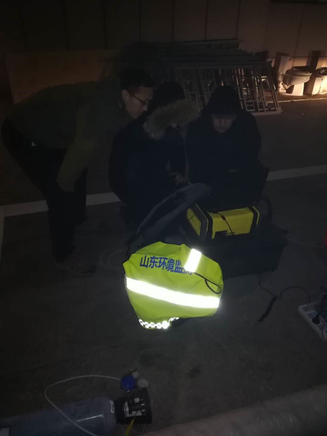 泄露現(xiàn)場攜帶PF-300開展應(yīng)急監(jiān)測